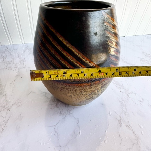 Organic Neutral Signed Dawn (?) Studio Pottery Vase - Picture 5 of 9